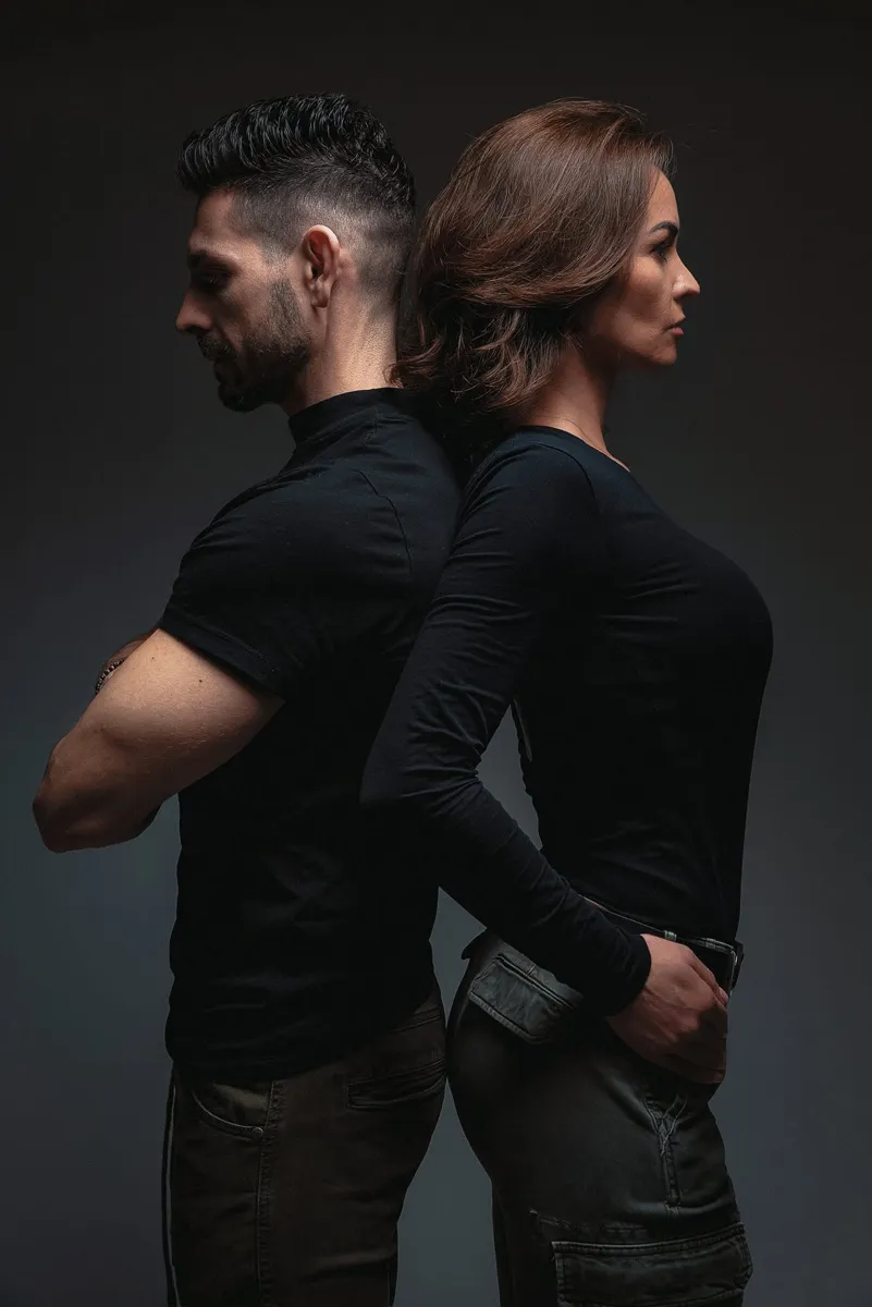 Instructorii Magic Dance Studio, spate în spate, în ținută neagră