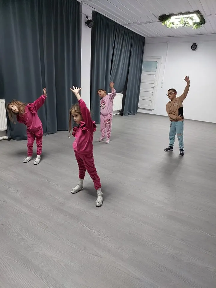 Copii la cursul de dans Salsa and Bachata Kids