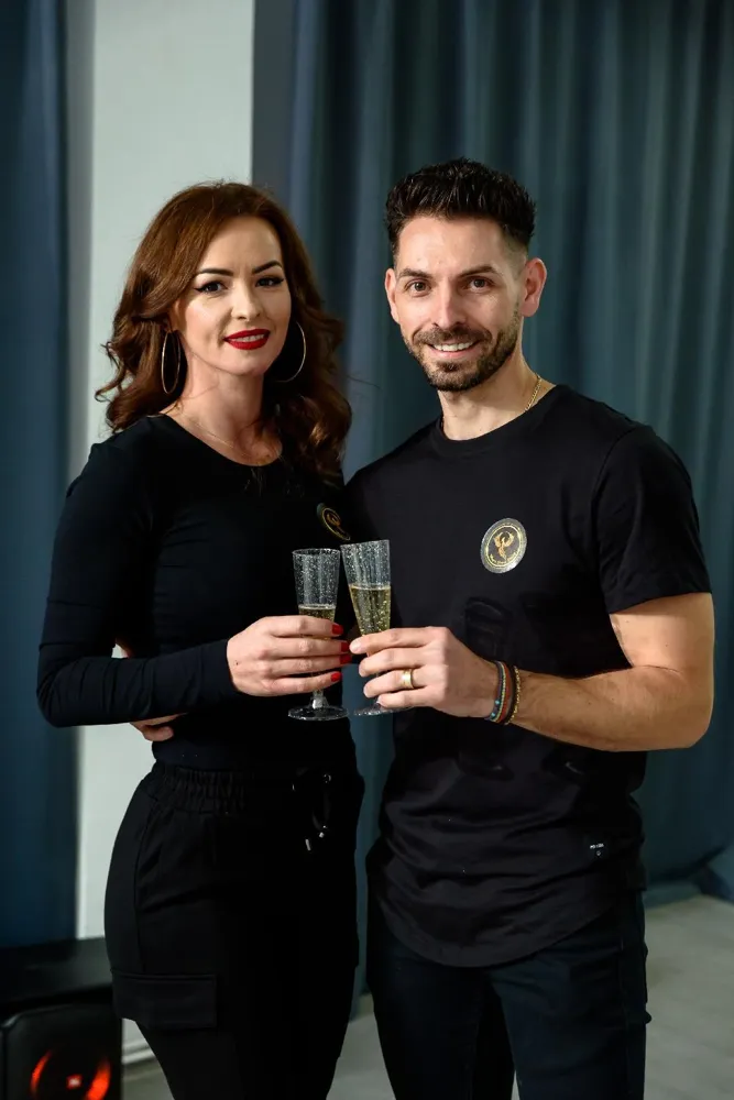 Mihai și Gabriela toastând cu șampanie