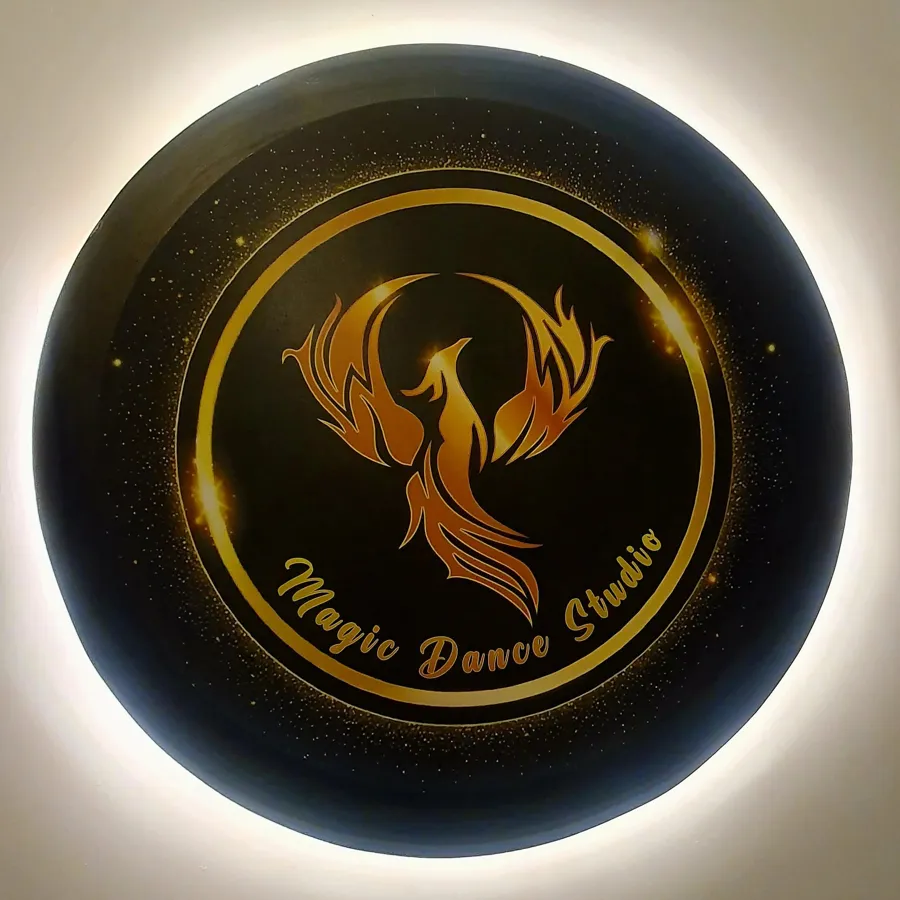 Sigla luminată Magic Dance Studio, cu phoenixul auriu