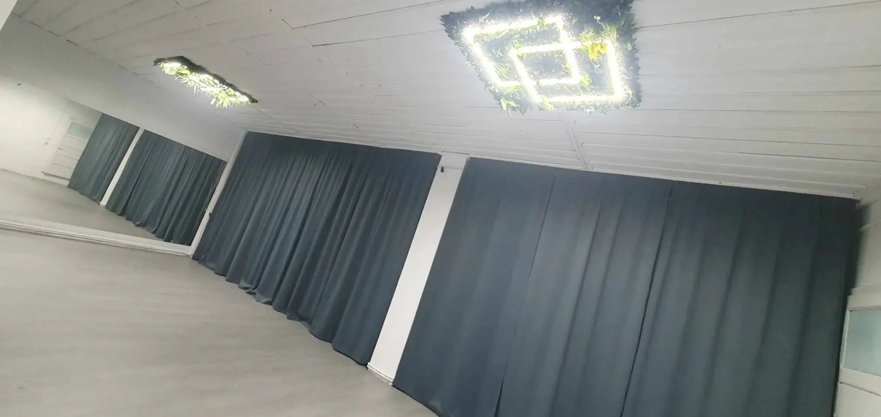 Sala Magic Dance Studio: perdele închise la culoare și lustră LED